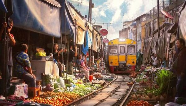 MAE KLONG RAILWAY MARKET